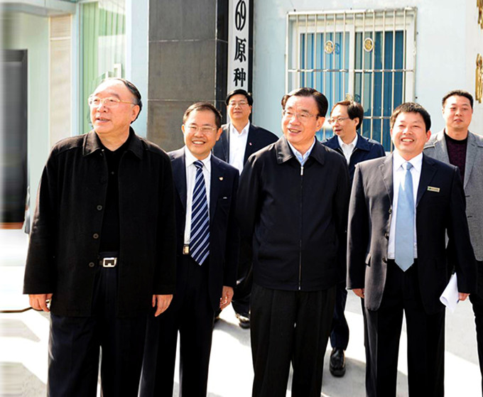 時任中共中央政治局常委紀(jì)委書記賀國強、重慶市市長黃奇帆等領(lǐng)導(dǎo)視察重慶69